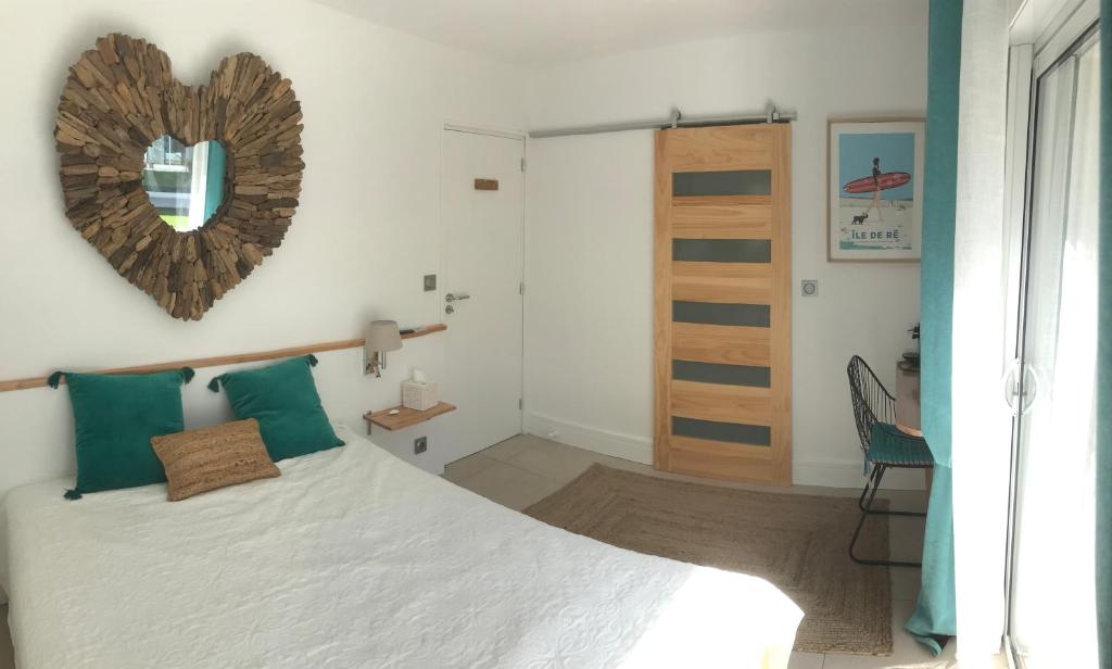 Postel nebo postele na pokoji v ubytování LA MAISON DE LA DUNE - Chambres Climatisées - Jacuzzi 1ère séance offerte - Piscine chauffée avec Abri Amovible - Plage située à 200m, accès direct par le bois