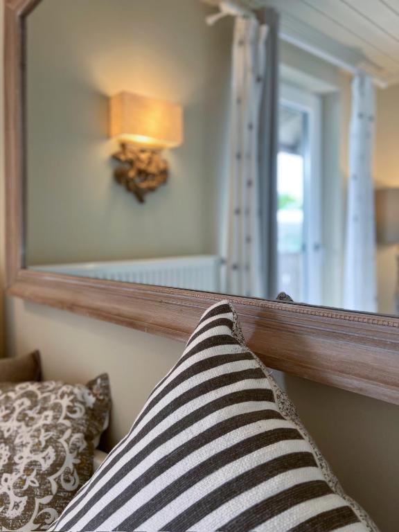 Postel nebo postele na pokoji v ubytování Hotel Schlossblick Chiemsee