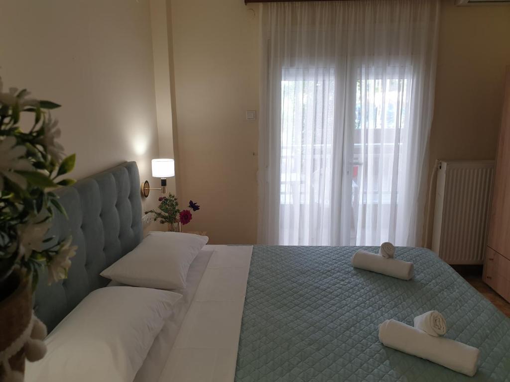 Un dormitorio con una cama con dos velas blancas. en Villa Vienni, en Paralia Katerinis