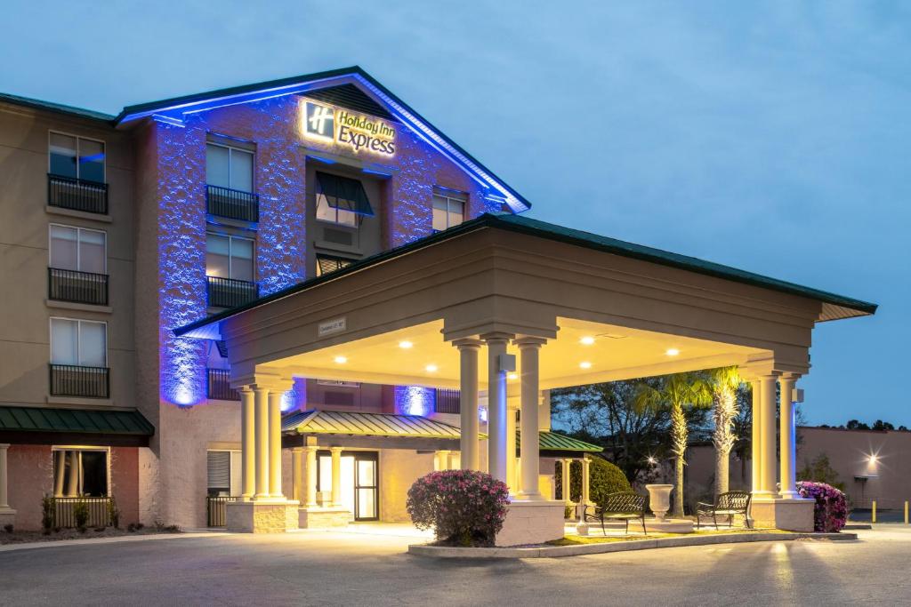 un bâtiment d'hôtel avec un kiosque devant lui dans l'établissement Holiday Inn Express Hotel & Suites Bluffton at Hilton Head Area, an IHG Hotel, à Bluffton