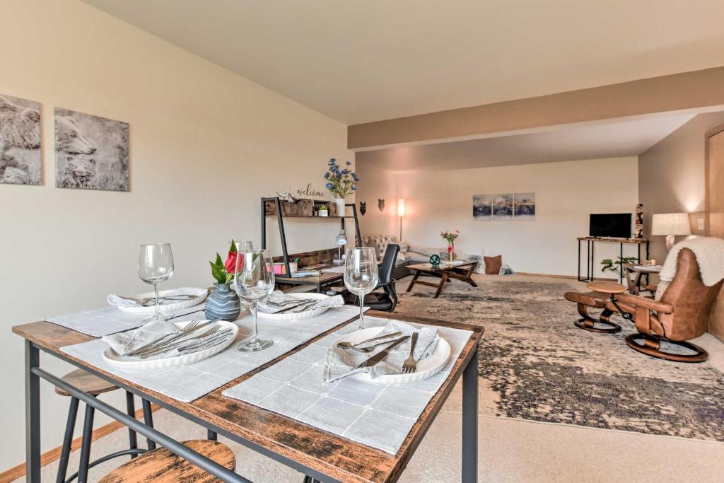 ein Wohnzimmer mit einem Tisch und Weingläsern in der Unterkunft Juneau Apartment - Walk to Hiking and Breweries in Mendenhaven