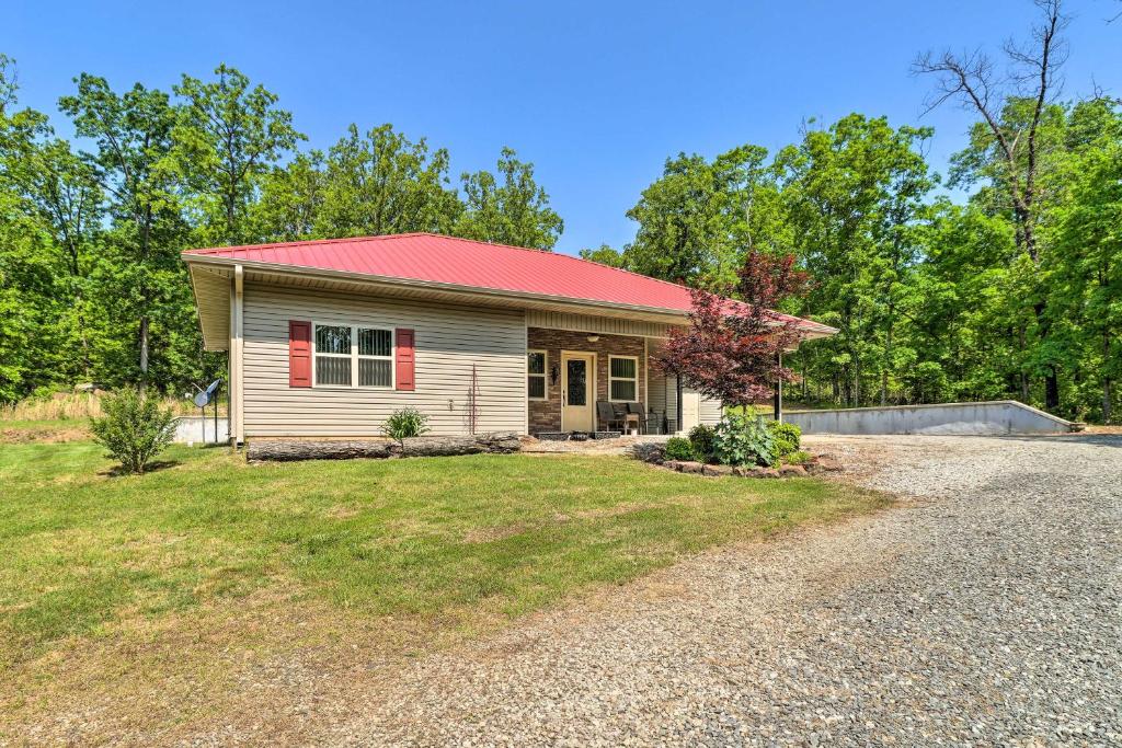 une petite maison avec un toit rouge dans l'établissement Peaceful Home with Patio Near Greers Ferry Lake, 