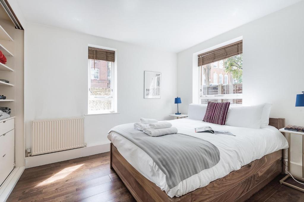 Ліжко або ліжка в номері Bright and stylish apartment in trendy Islington by UnderTheDoormat