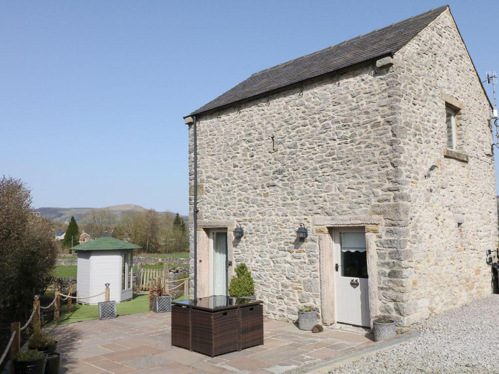 an old stone building with a large courtyard at Wortley Barn in Bradwell