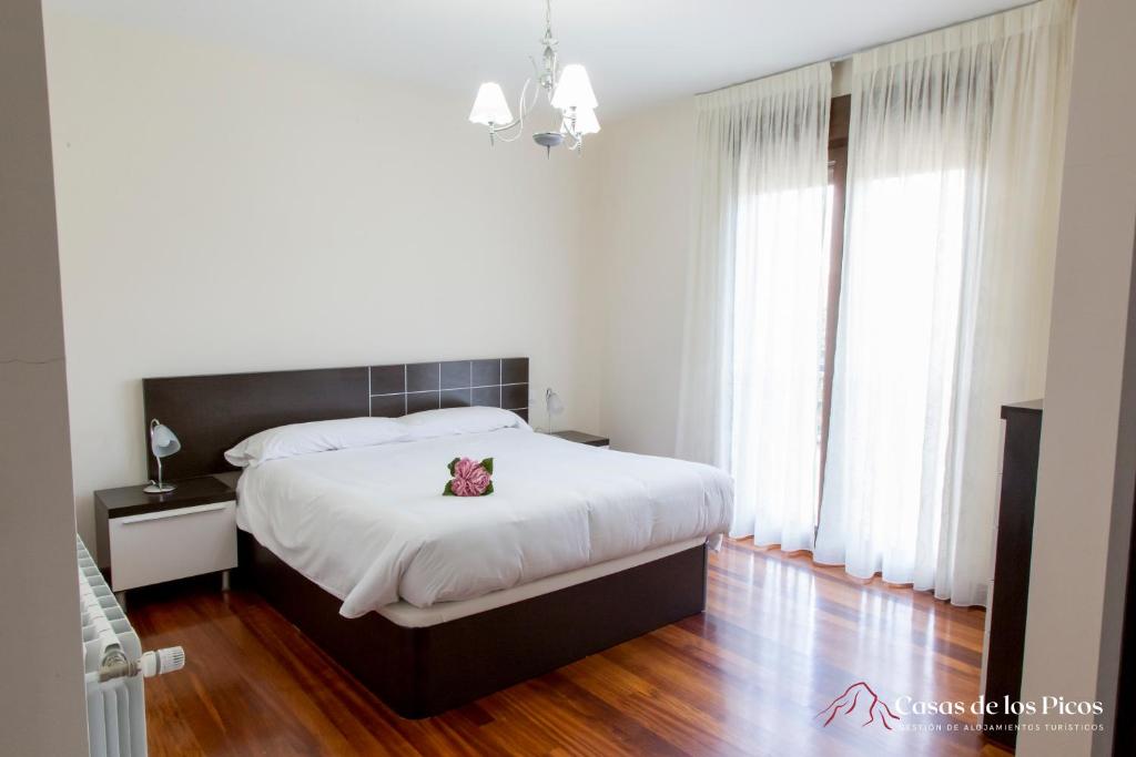 Posteľ alebo postele v izbe v ubytovaní Chalet vacacional Tina Menor - Casas de los Picos