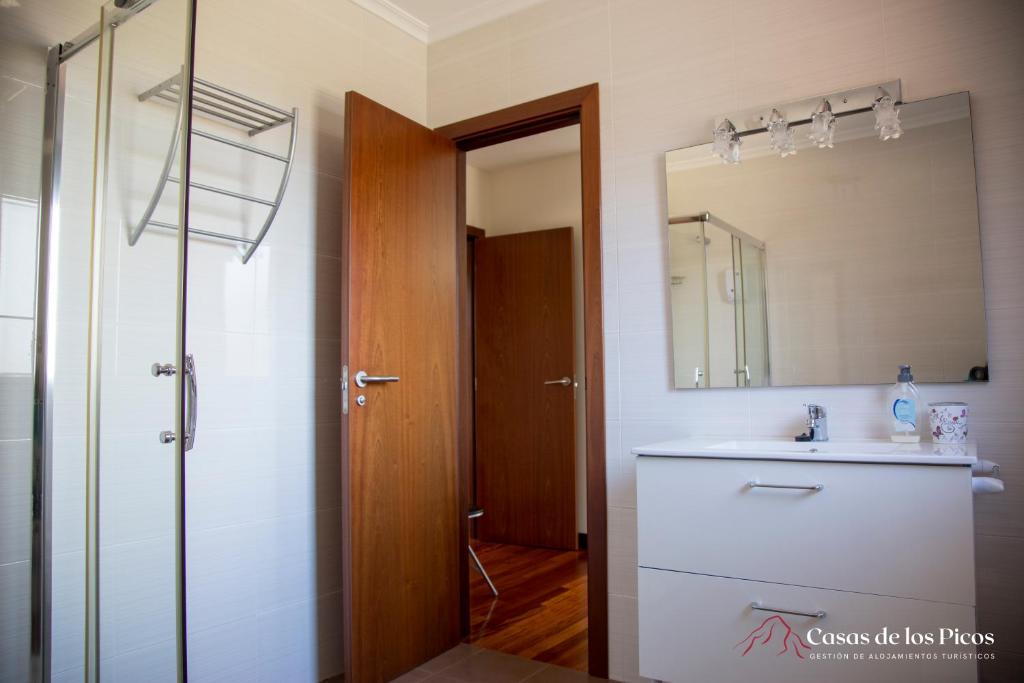 Kúpeľňa v ubytovaní Chalet vacacional Tina Menor - Casas de los Picos