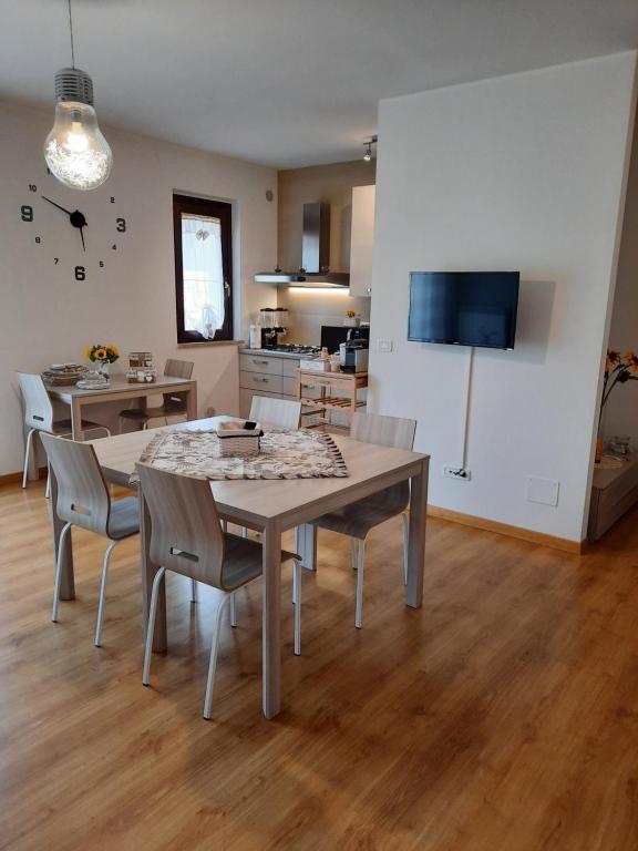 eine Küche und ein Esszimmer mit einem Tisch und Stühlen in der Unterkunft B&B Girasoli in Ascoli Piceno