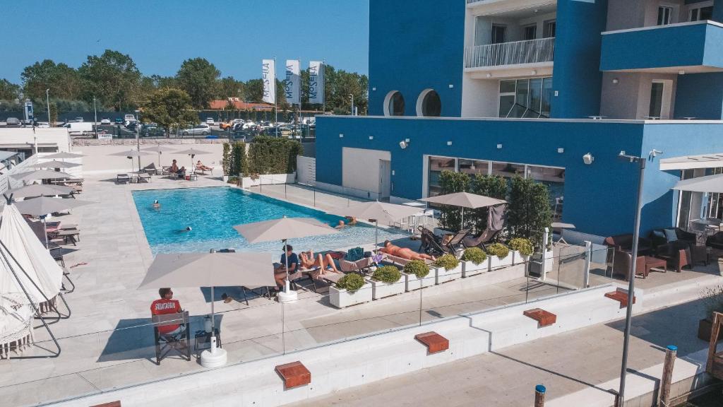 an overhead view of a swimming pool in a hotel at Mosella Suite Hotel in Sottomarina