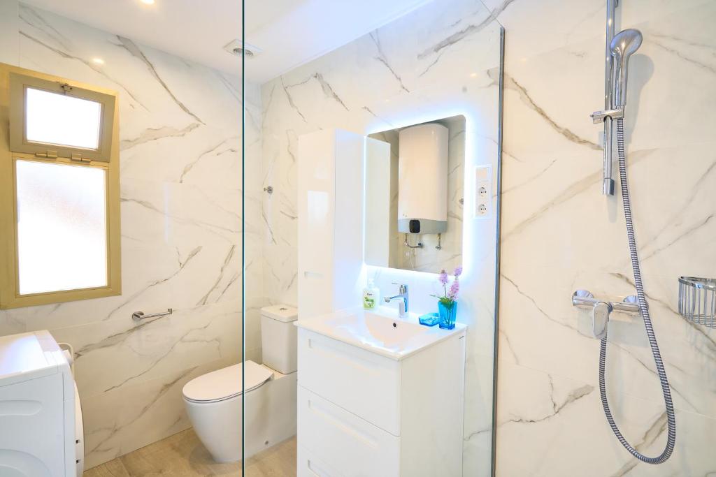 Koupelna v ubytování Honeymoon Corner Suite, sun-all-day terrace on the best beach of Marbella
