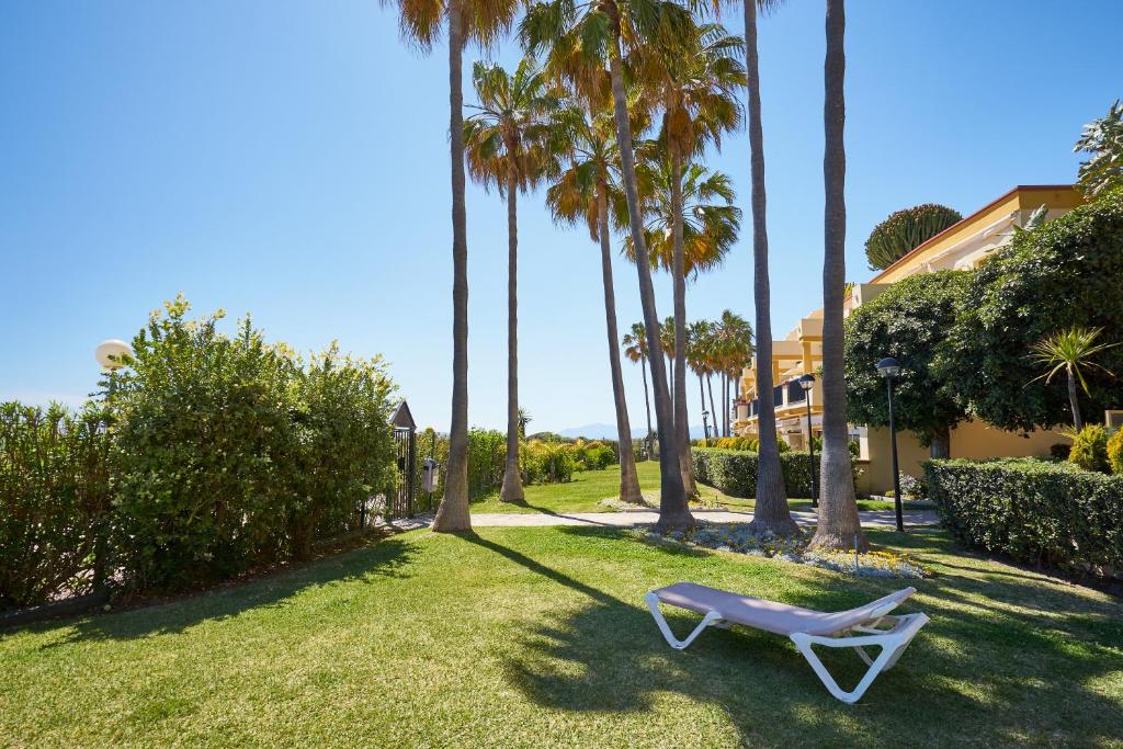 Zahrada ubytování Honeymoon Corner Suite, sun-all-day terrace on the best beach of Marbella