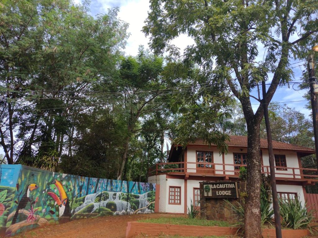 un edificio con un mural en el costado en La Cautiva Iguazú Hotel en Puerto Iguazú