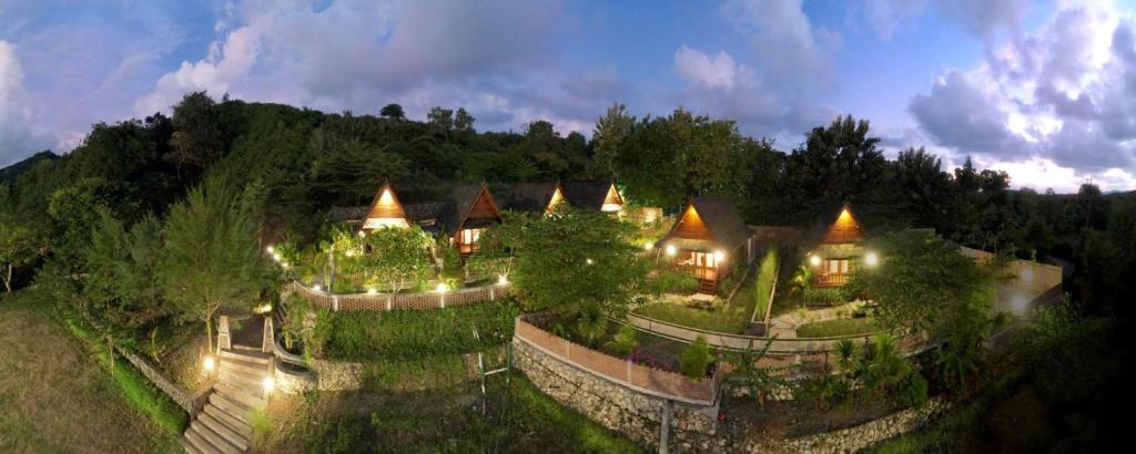 庫塔的住宿－Cersen Resort Lombok，享有带灯的房屋的空中景致