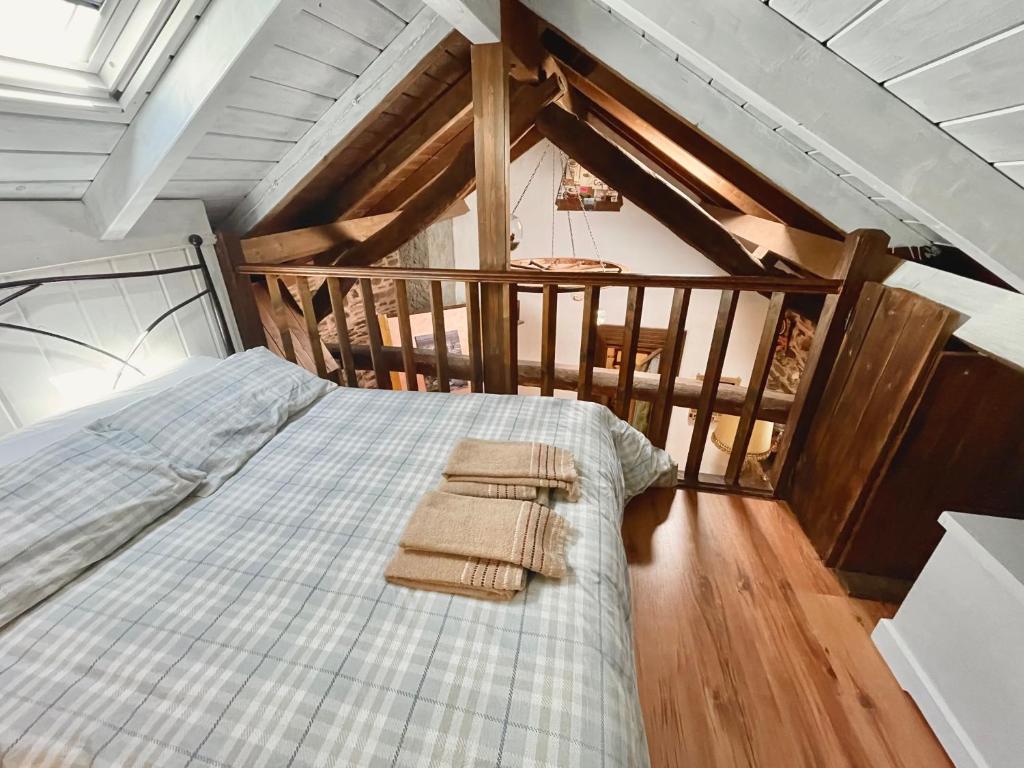 1 dormitorio con 1 cama con 2 toallas en Casa Folibar - Desconexión en plena naturaleza - Valle del Silencio, en Manzanedo de Valdueza
