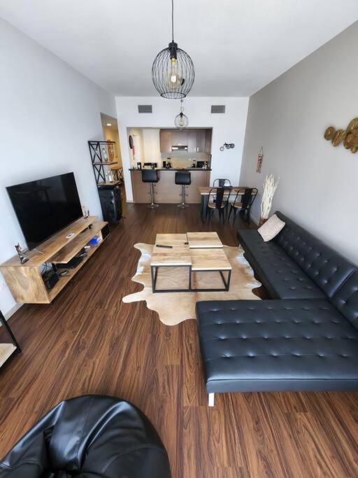 TV a/nebo společenská místnost v ubytování Cozy 1BR in Iconic Tower
