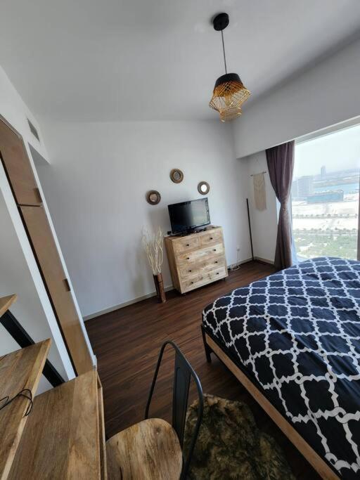 Postel nebo postele na pokoji v ubytování Cozy 1BR in Iconic Tower