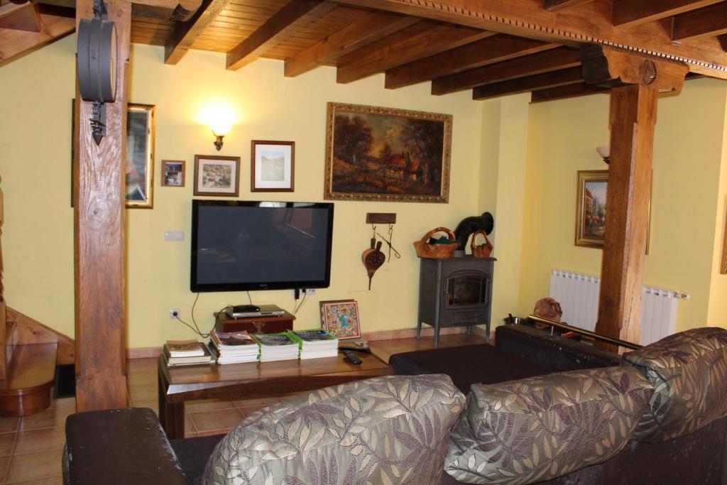 TV a/nebo společenská místnost v ubytování Vivienda vacacional La Güera - Casas de los Picos