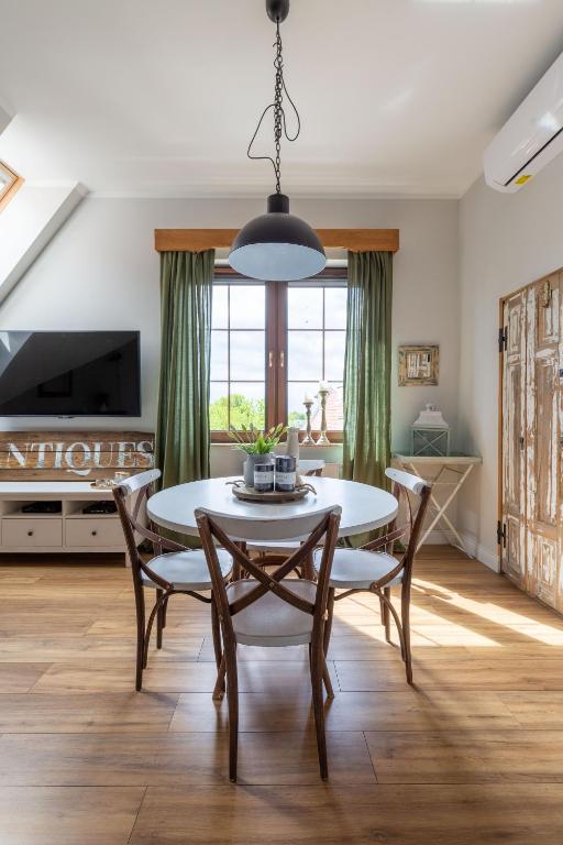 a dining room with a table and chairs at Apartament Wigilijna Premium Starówka in Elblag
