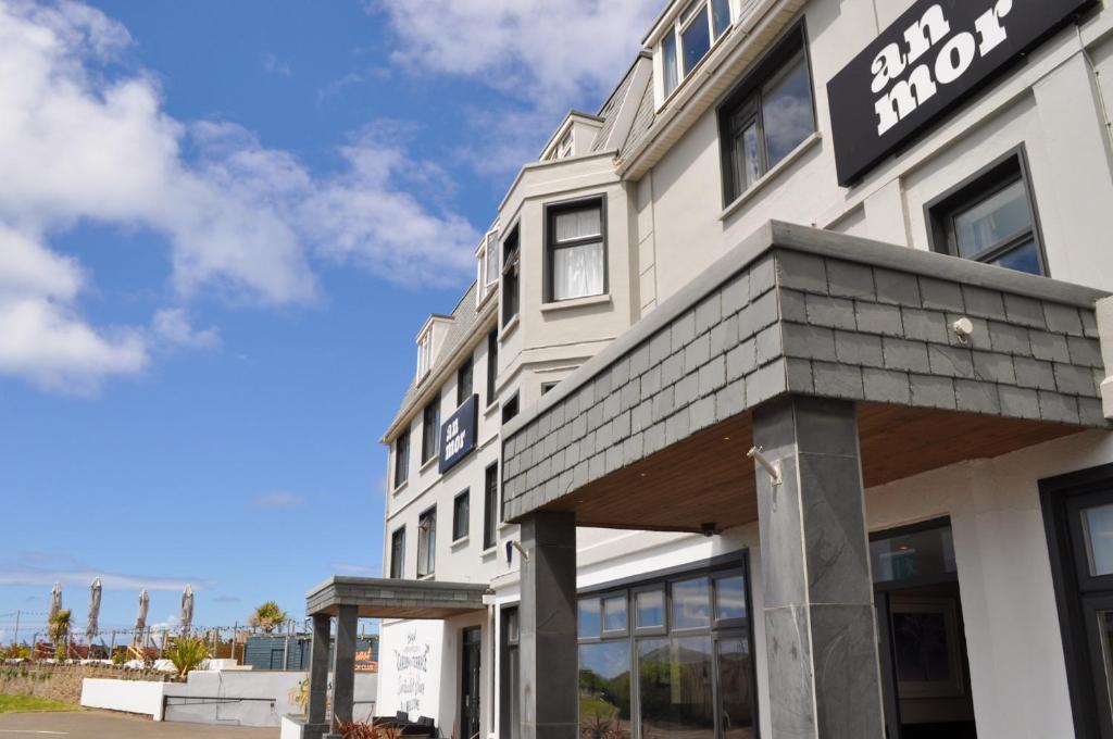 un edificio blanco con un cartel en el costado en Bude Hotel - An Mor en Bude