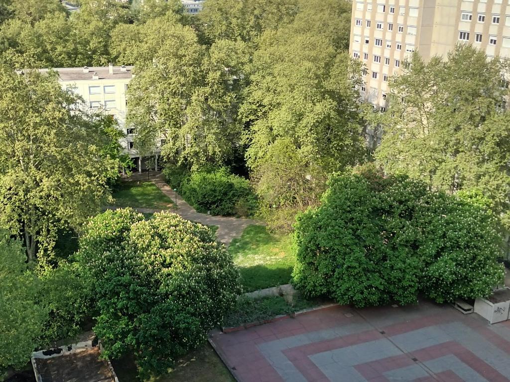 eine Aussicht über einen Garten mit Bäumen und Sträuchern in der Unterkunft Tête d'Or Forest in Villeurbanne