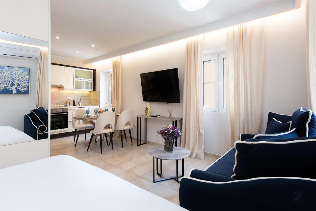 TV a/nebo společenská místnost v ubytování Corfu Χ Suite