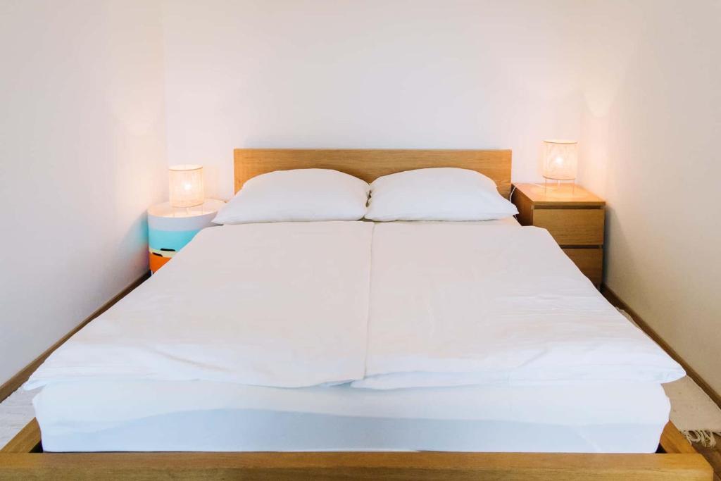 Łóżko lub łóżka w pokoju w obiekcie Diófa Apartman