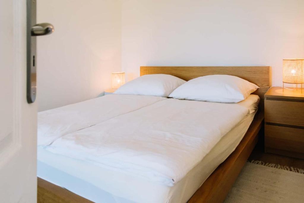 Łóżko lub łóżka w pokoju w obiekcie Diófa Apartman