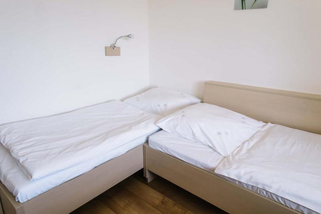 Łóżko lub łóżka w pokoju w obiekcie Diófa Apartman