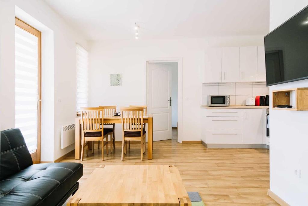 Kuchnia lub aneks kuchenny w obiekcie Diófa Apartman