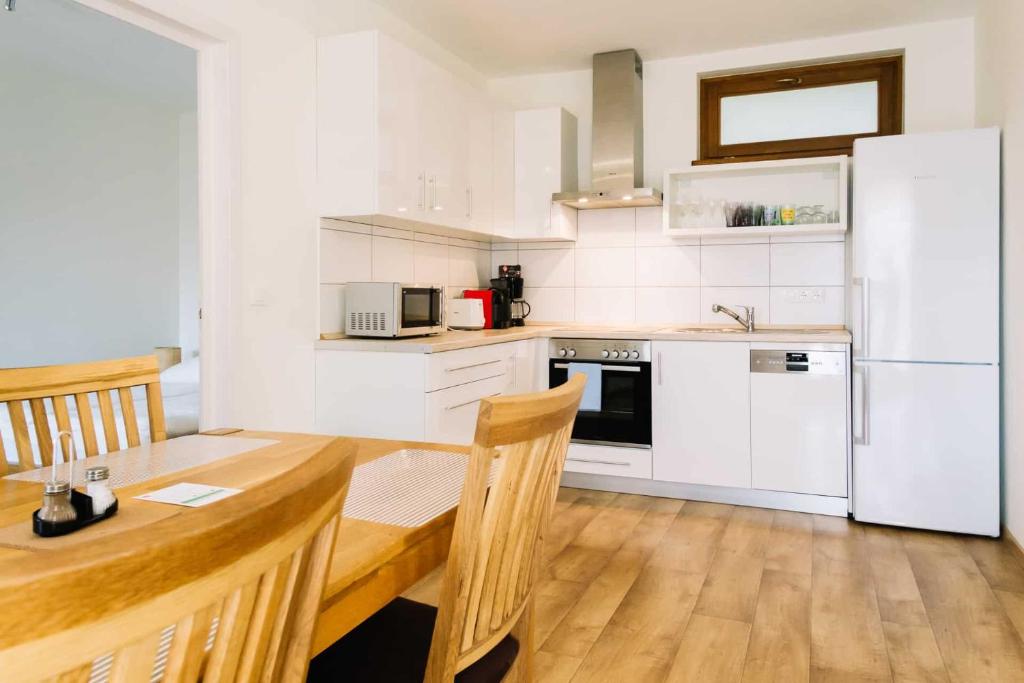 Kuchnia lub aneks kuchenny w obiekcie Diófa Apartman