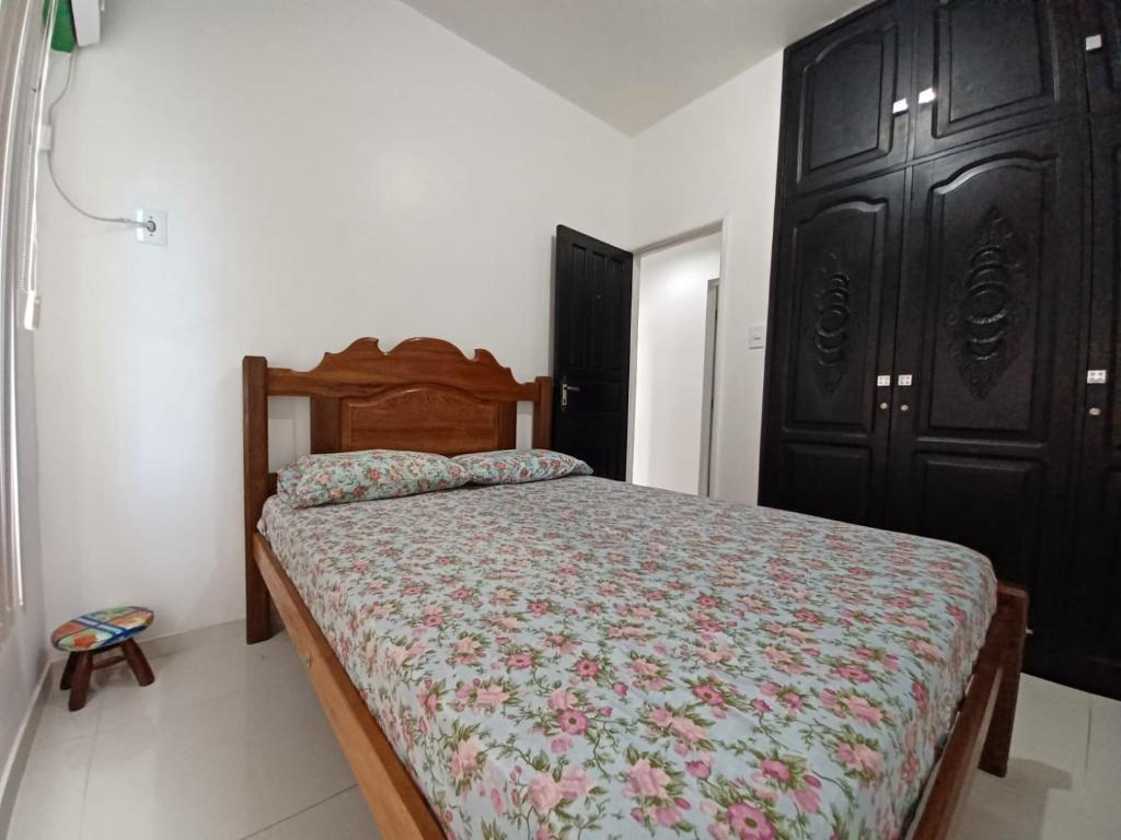 1 dormitorio con cama y puerta negra en Apto-Comd Cj Eldorado - Alter Temporada en Manaus