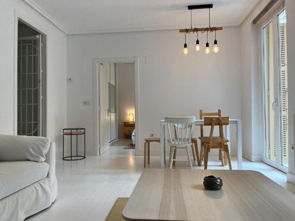 un salon avec un canapé et une table dans l'établissement Luminoso apartamento en el centro de San Sebastián, à Saint-Sébastien