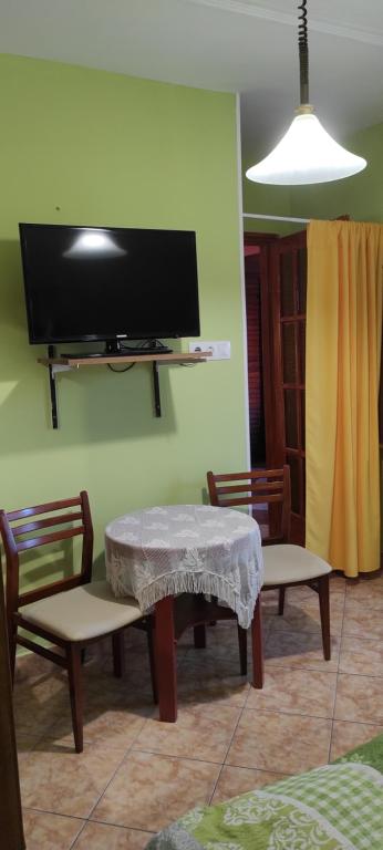 Telewizja i/lub zestaw kina domowego w obiekcie Apartmanház Gabriella