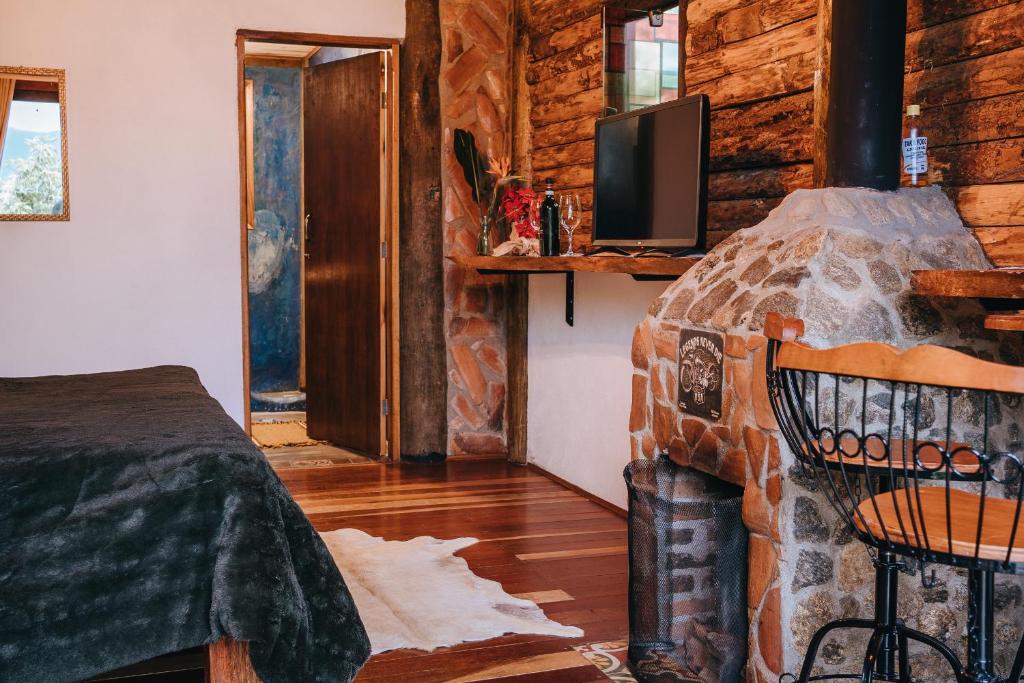 TV a/nebo společenská místnost v ubytování Chalé Refugio da Pedra SP