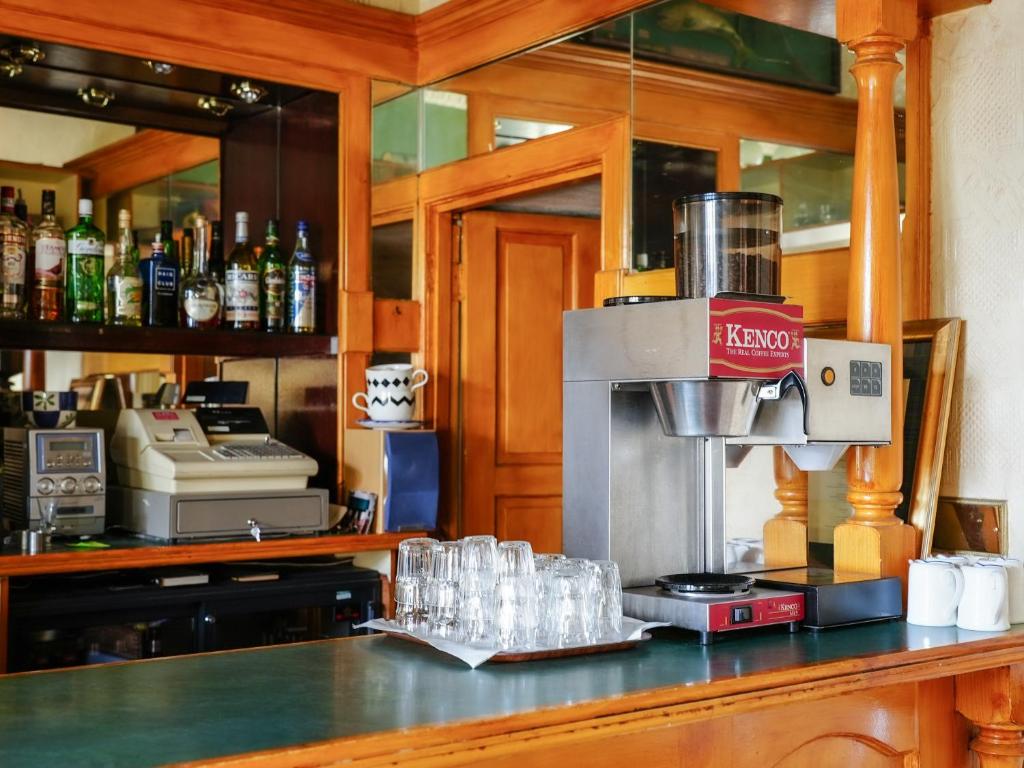 Příslušenství pro přípravu čaje a kávy v ubytování Rosehall Hotel