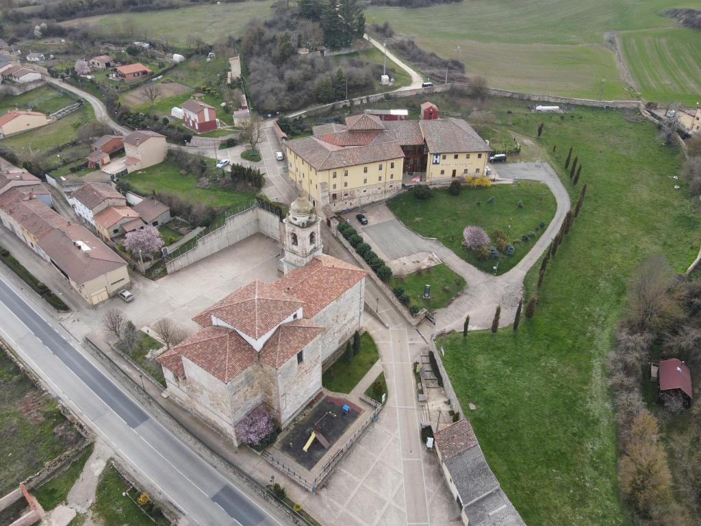 ビジャフランカ・モンテス・デ・オカにあるHotel San Antón Abadの中庭付きの大きな建物の空中ビュー