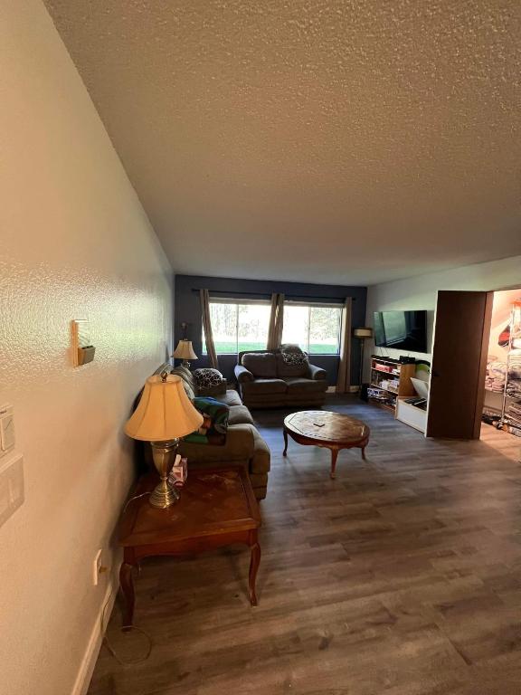 Posezení v ubytování Rustic Girdwood Condo
