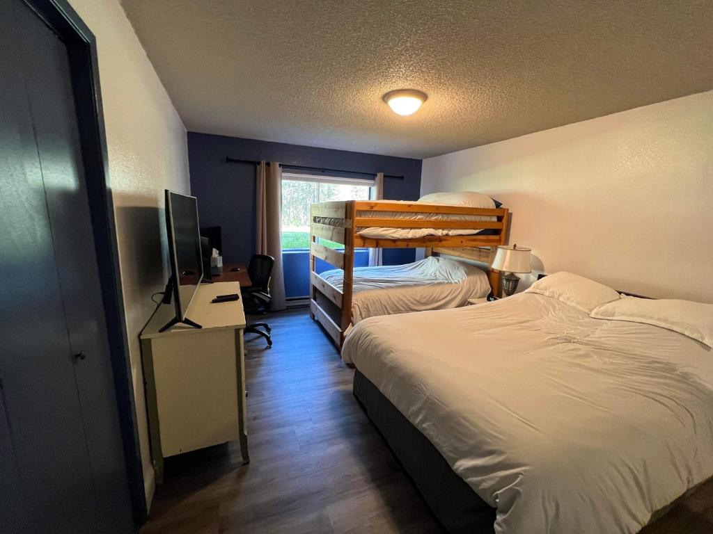 Postel nebo postele na pokoji v ubytování Rustic Girdwood Condo