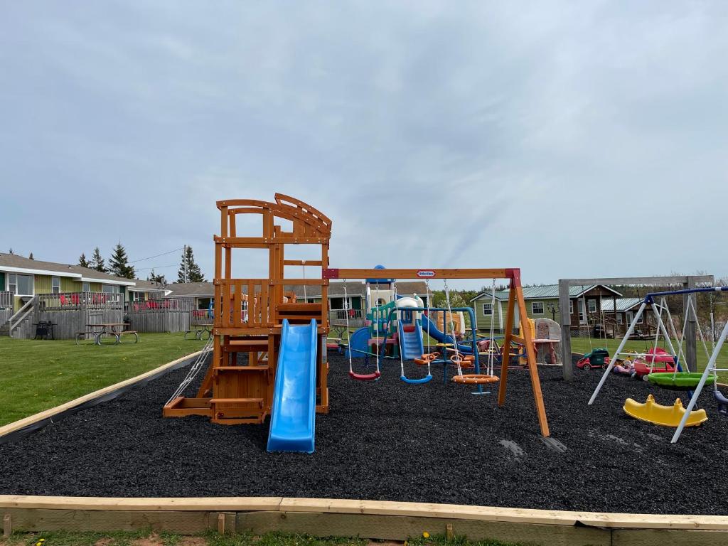 Zona de juegos infantil en Beach & Breeze Cottages