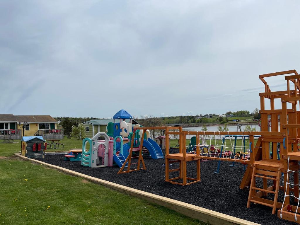 Zona de juegos infantil en Beach & Breeze Cottages