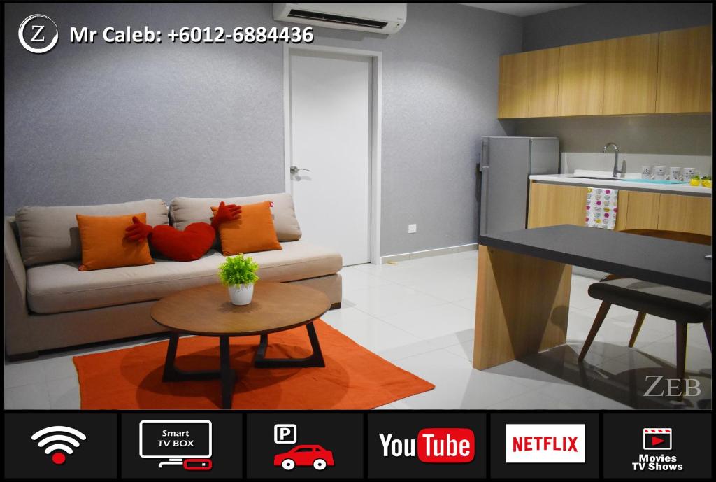 - un salon avec un canapé et une table dans l'établissement i-City-Casa Rosa - Wifi - Netflix - Movies - Parking - Sleeps 5 pax, à Shah Alam