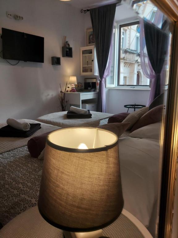 Televízia a/alebo spoločenská miestnosť v ubytovaní Apartment Agora
