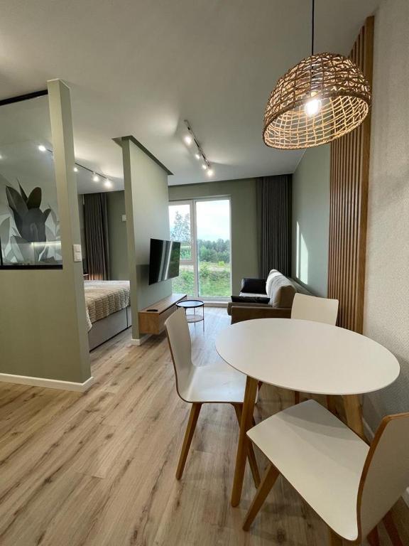 Televízia a/alebo spoločenská miestnosť v ubytovaní Ukiel Park Green Apartament