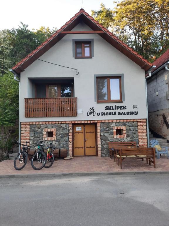 ein Gebäude mit zwei Fahrrädern, die davor geparkt sind in der Unterkunft Sklípek U píchlé galusky in Strachotín