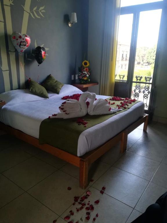 Postel nebo postele na pokoji v ubytování Hotel Plaza Queretaro