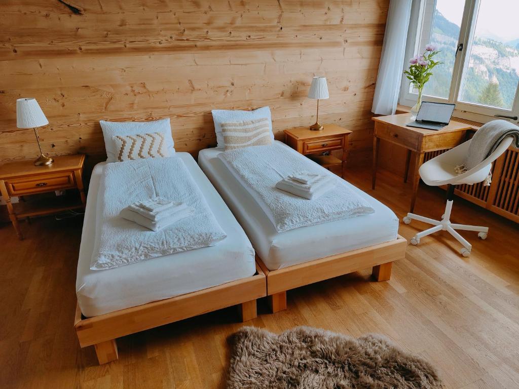 Postel nebo postele na pokoji v ubytování Hotel Bergsonne Rigi