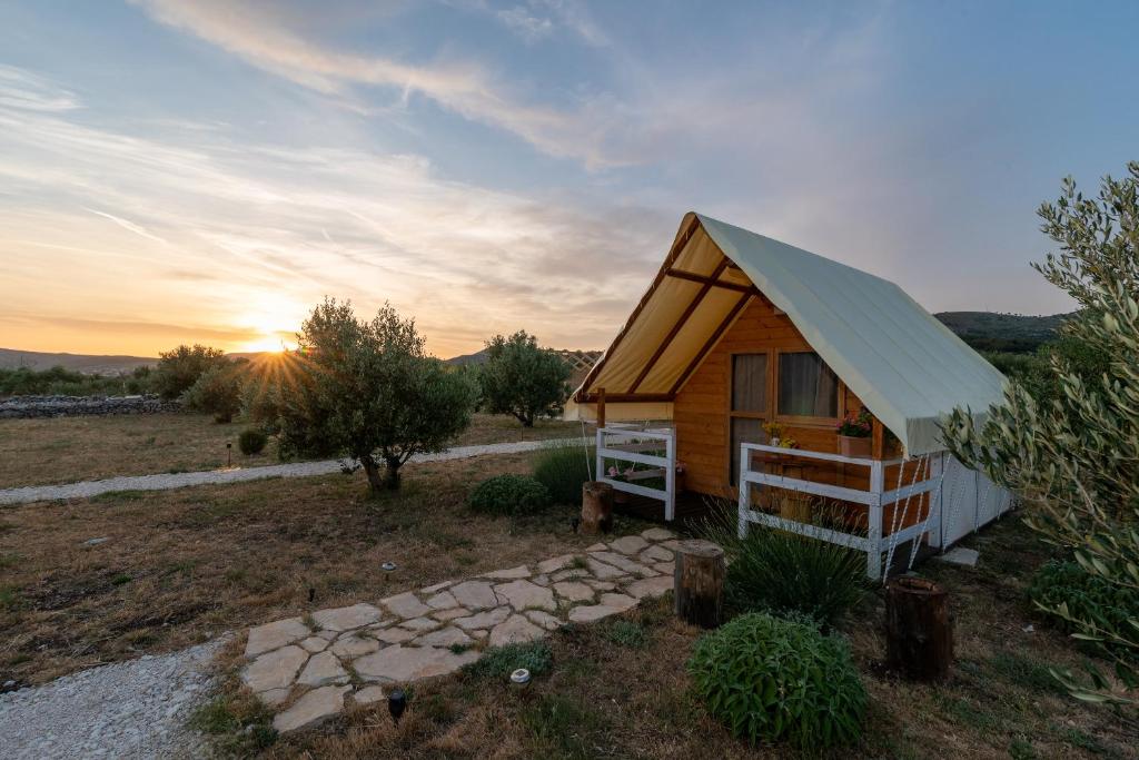 Příroda nedaleko luxury tent