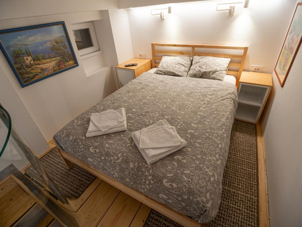 - une petite chambre avec un lit et 2 serviettes dans l'établissement City Passage Apartments, à Belgrade