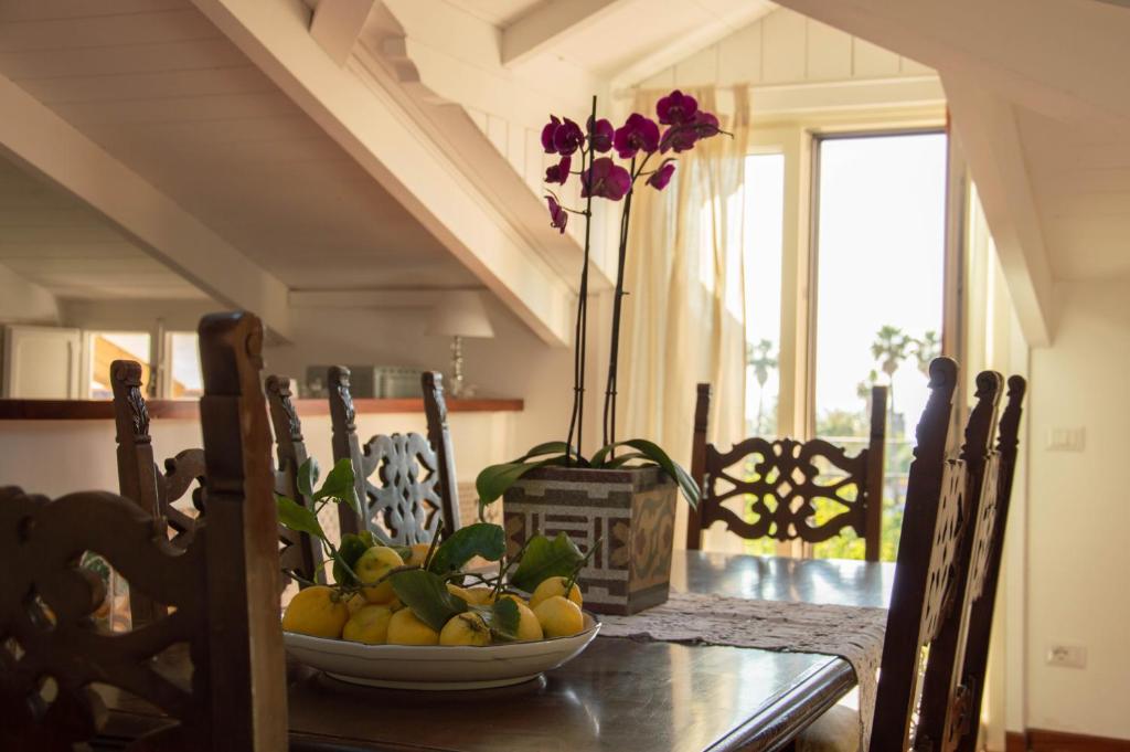 un bol de fruta en la mesa del comedor en Skylight Sorrento, en Sant'Agnello