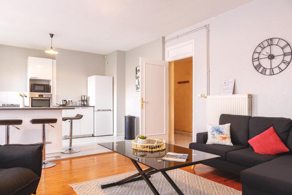 un salon avec un canapé et une table dans l'établissement Trésor de Brou *NEW LOCATION, à Bourg-en-Bresse