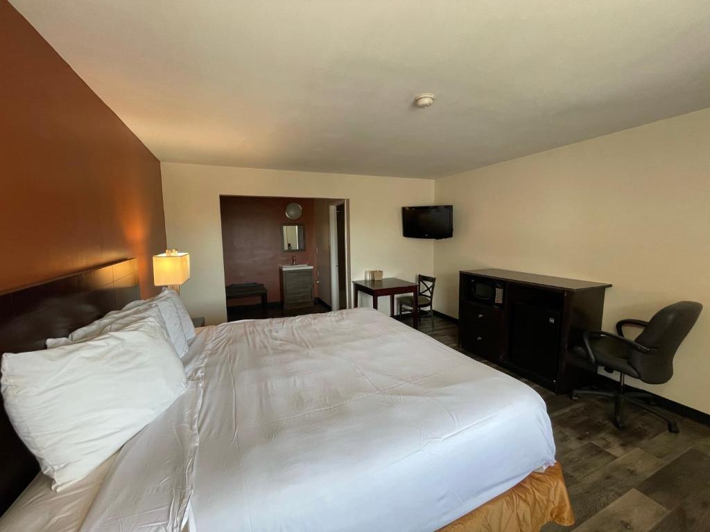 Postel nebo postele na pokoji v ubytování Tourist Inn
